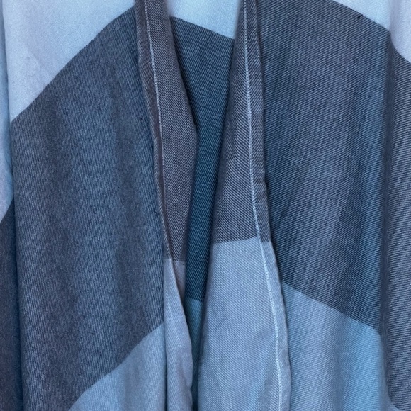 Elegant Gray and White Fringed Wrap - Picture 6 of 7